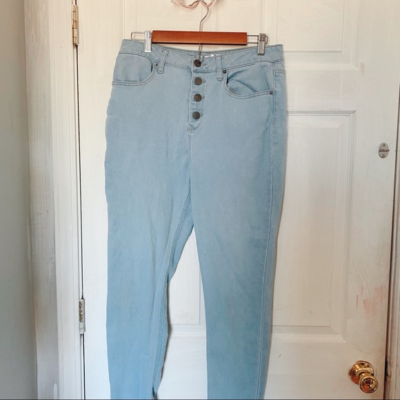 No Boundaries HighWaisted Light Wash Skinny Jeans - Picture 2 of 2